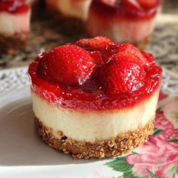 Mini Strawberry Pretzel Salad Cheesecake