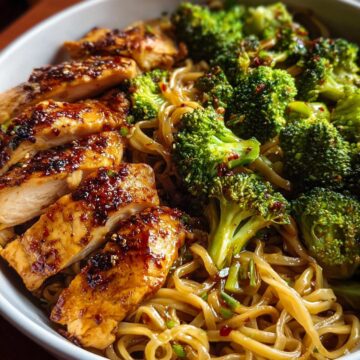 Spicy Garlic Chicken and Broccoli Noodle Bowls